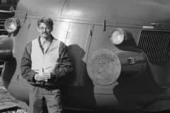 Ханс-Петер Бертши (1950–2022) был швейцарским архитектором, писателем и фотографом, а также историком техники и экономики. Получил докторскую степень по инженерному делу. В своих путешествиях по 120 странам мира сделал около 260 000 фотографий. В 1993 году фотограф побывал и на Урале - Екатеринбург, Полевской, Красноуральск. Посетил Нижний Тагил.