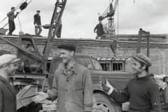 На строительстве II-ой очереди Н.Тагильской птицефабрики. Слева направо: Фомин Алексей Андреевич, газоспасатель; Толстых Александр Васильевич, грузчик; Шведов Валентин Иванович - слесарь-жестянщик УВЗ. 1965 г. 21 января в 1959 году было принято решение о строительстве Нижнетагильской птицефабрики. Разместилась она в селе Покровском. Создавалось предприятие на базе двух подсобных хозяйств Уралвагонзавода — «Ватиха» и «Имени 1-го Мая». .Архив "Нижнетагильский музей-заповедник "Горнозаводской Урал"