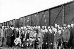 Работники УралвагонЗавода у первых послевоенных полувагонов, 1947 г.
