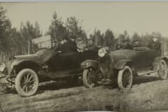 П.П. Бажов в группе на автомобиле.1926 г. Фото Тюфяков Иван Николаевич. Второй слева - П.П. Бажов, первый справа - Демьян Бедный. Архив "Музей истории российской литературы имени В.И. Даля"