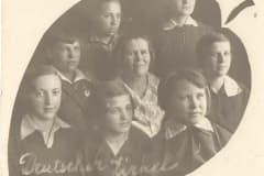 Нижний Тагил ул Заводская №18. Агния Федоровна Штэрба с учениками. Верхний ряд слева Закощикова Людмила Александровна. 1930-е гг. Фотоархив Юрий Шарипов