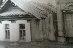 Ул. Ленина дом № 41. Одна комната и кухня. Снесён в 1954-55 г. На его месте сейчас памятник Черепановым. Проживали фронтовик Корепанов Дмитрий Иванович , Корепанова Ольга Ивановна и 7 детей.