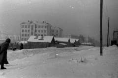 Н-Тагил. Конец 1950-х г - начало 1960-х гг. Улица Мира. Школа № 64 и магазин "Подкова" уже построены. Полоскать бельё ходили на пруд.