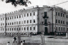 Нижний Тагил. Фото из журнала «Огонёк» №37 за 1948-й год.  Дом молодёжи. Общежитие за "Горбатым" мостом. Улица Тагильская -  Рудянская № 5.