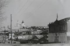 Поселок  Черноисточинск. Церковь Петра и Павла, Контора фабрики, гараж лесничества, Поселковый совет, булочная и чайная, в деревянном здании около моста парикмахерская и фотография. Фото 1966 год.