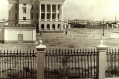 Нижний Тагил. Вид главного корпуса  Больничного городка по ул. Солнечная. 1960-е гг. Сейчас нет веранд с колоннами, где гуляли пациенты, сейчас там кабинеты, нехватка площадей. (НТГИА. Коллекция фотодокументов.Оп.1П.Д.1788)