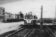 Нижний Тагил, Тагилстрой,  ул Металлургов Слева виден дом №14, построен в 1948 году. Трёхэтажки снесены и на их месте построены в 1991 г дома №10, 12. Справа - ДК НТМК.