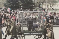 Нижний Тагил. Парад победы 9 мая 2019 года. Гитлер в клетки с собаками.