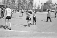Нижний Тагил, 9 мая 1980-е г. Ежегодная легкоатлетическая эстафета. Пр. Мира, магазин "Подкова" Ещё нет "Зелёного бульвара" Стоят овощные ларьки. Фото группы "Детский дом №1 г.Нижний Тагил ул Красногвардейская"