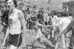 Нижний Тагил, 9 мая 1980-е г. Ежегодная легкоатлетическая эстафета. Пр. Мира, магазин "Подкова" Фото группы "Детский дом №1 г.Нижний Тагил ул Красногвардейская"