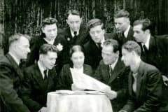 Знаменитая хоровая капелла УВЗ организована в июле 1942 года. В 1946 г. все участники капеллы были награждены медалями «За доблестный труд в Великой Отечественной войне 1941-1945 гг.». Архив ГАСО.