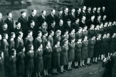 Знаменитая хоровая капелла УВЗ организована в июле 1942 года. В 1946 г. все участники капеллы были награждены медалями «За доблестный труд в Великой Отечественной войне 1941-1945 гг.». Архив ГАСО.