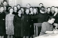 Знаменитая хоровая капелла УВЗ организована в июле 1942 года. В 1946 г. все участники капеллы были награждены медалями «За доблестный труд в Великой Отечественной войне 1941-1945 гг.». Архив ГАСО.