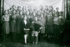 Знаменитая хоровая капелла УВЗ организована в июле 1942 года. В 1946 г. все участники капеллы были награждены медалями «За доблестный труд в Великой Отечественной войне 1941-1945 гг.». Архив ГАСО.
