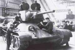Сборка танков Т-34-76 в Нижнем Тагиле. Танки производились на Уральском вагоностроительном заводе и на эвакуированном сюда из Харькова заводе №183 1943 г.