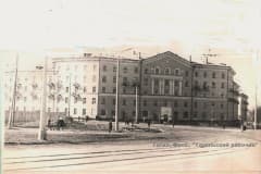 Нижний Тагил, Выя, Перекрёсток ул Фрунзе - Космонавтов начало 1970-х г Строится дом №5833, магазин "Ткани". Дом сдан в 1975 году.
