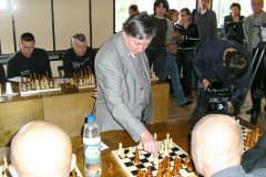 28 июля в 2006 году двенадцатый чемпион мира по шахматам Анатолий Карпов провёл в нижнетагильской исправительной колонии № 13 («Красная Утка») сеанс одновременной игры Руководство колонии вручило спортсмену подарок – шахматы из змеевика.