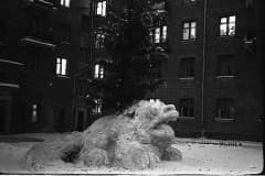 Нижний Тагил. Внутриквартальная новогодняя жаба. В квартале пересечения пр. Строителей - ул. Октябрьской революции.