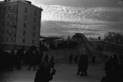 Нижний Тагил.  Новогодний ледяной городок, 1960-е годы. В 1970- е  годы  окна дома будут застроены зданием исполкома.